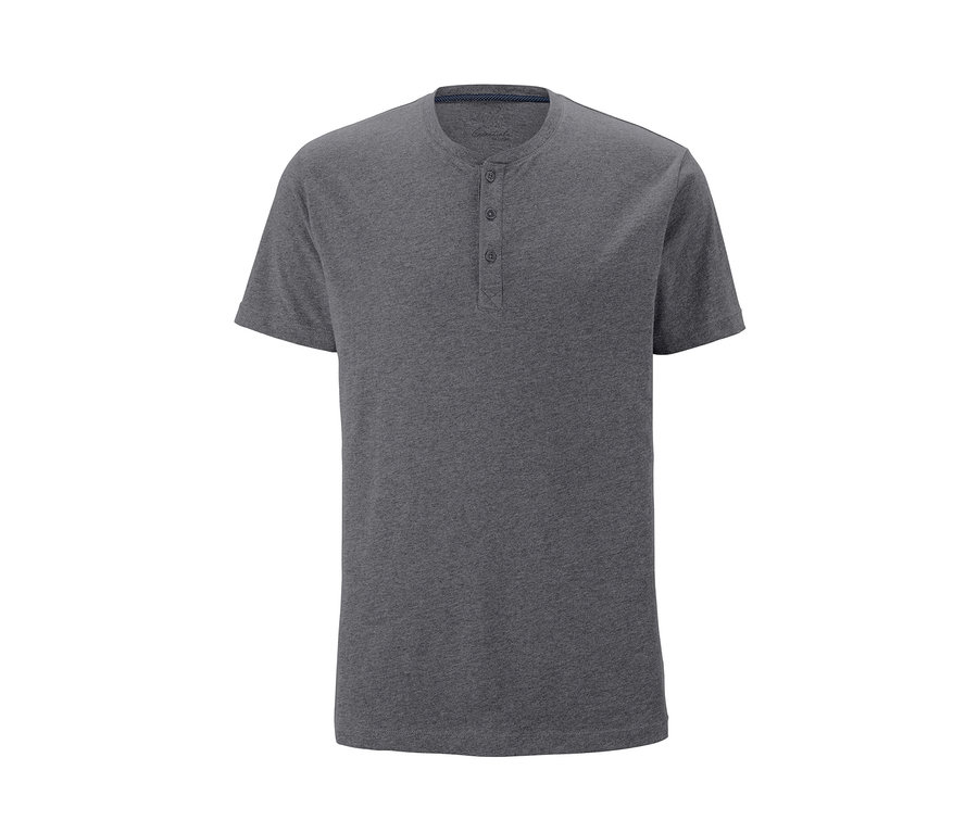 Grauer Shorty-Pyjama mit Knöpfen.