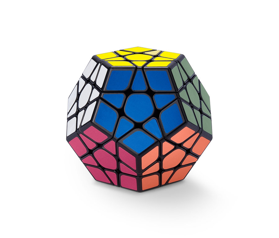 Nahaufnahme eines IQ-Würfels »Polygon«, der Farben wie Blau, Gelb, Grün und Weiß kombiniert.