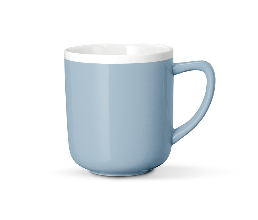 Ein blauer Becher mit weißer Innenseite und Henkel auf weißem Hintergrund.