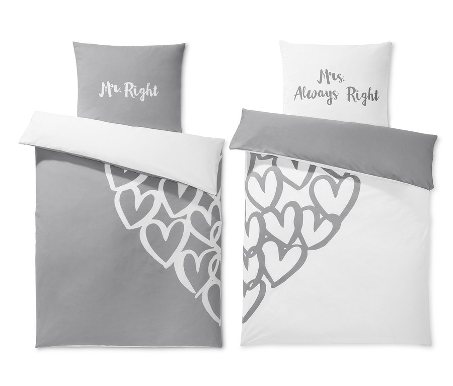 Zwei Sets Renforcé-Wendebettwäsche für Pärchen in Normalgröße mit grau-weißem Herzdesign und den Aufschriften "Mr. Right" und "Mrs. Always Right".