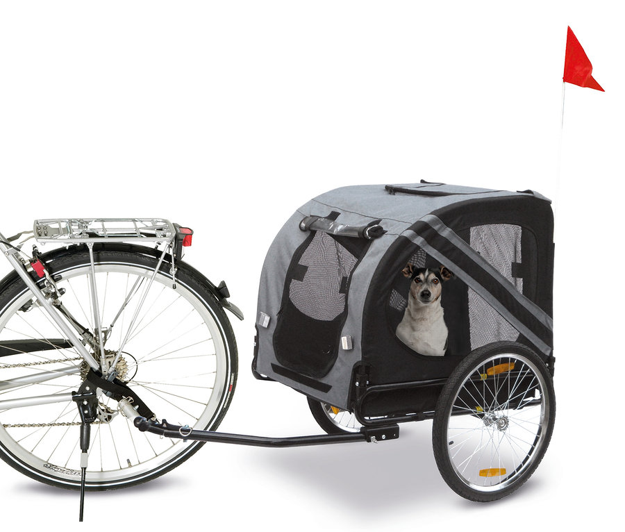 Fahrrad mit Karlie-Doggy-Liner Hundeanhänger und Hund darin.