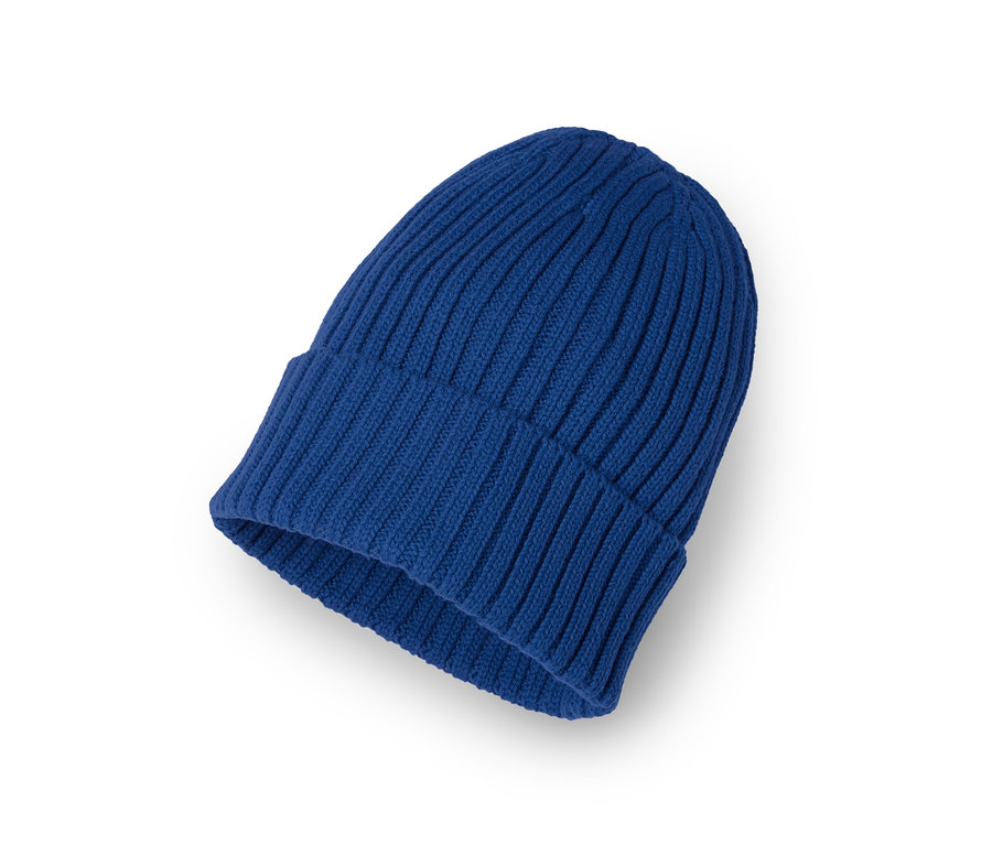 Blaue Strickmütze.