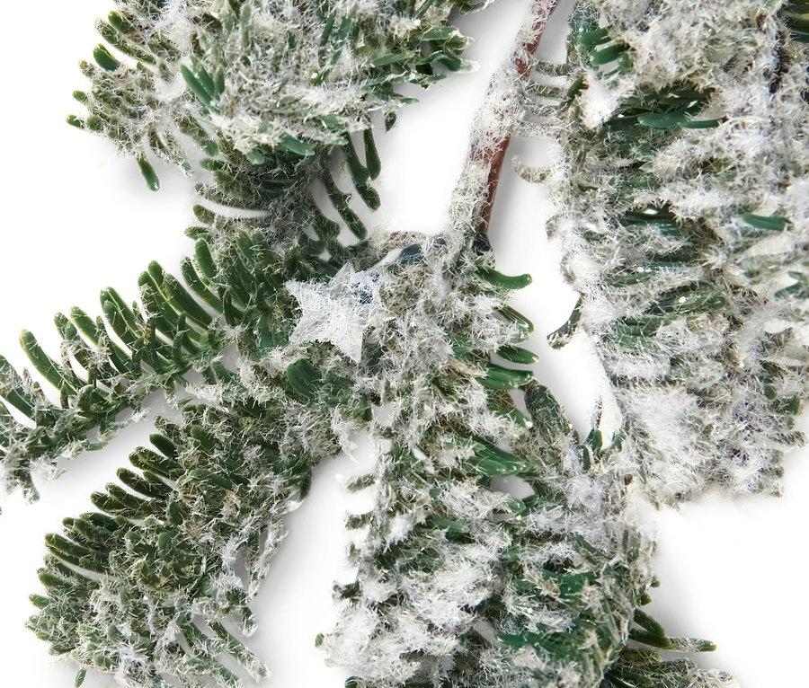 Nahaufnahme einer LED-Tannengirlande in beschneiter Optik.