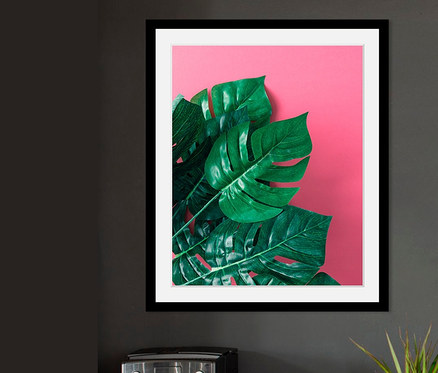 Nahaufnahme eines gerahmten Bildes »Monstera Pertusum«, 30 x 40 cm, zusammen mit einer Kaffeemaschine und Dekorationen.