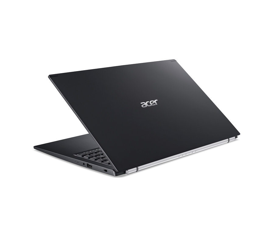 Ein schwarzes Acer Aspire Notebook ist leicht geöffnet und nach rechts geneigt.