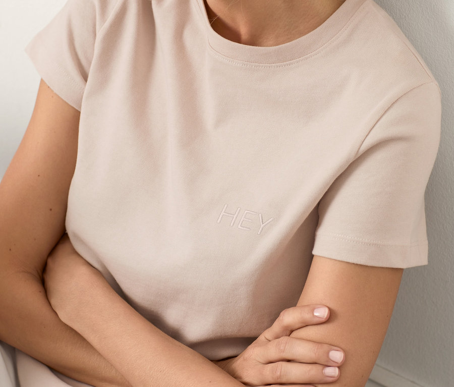 Frau trägt ein T-Shirt mit Stickerei.
