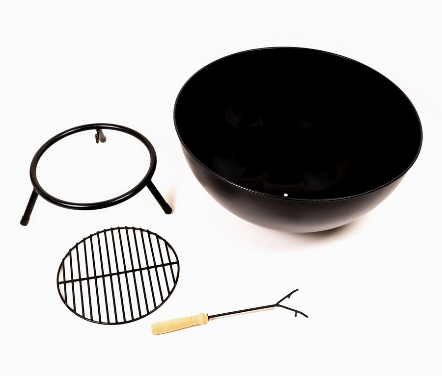 Feuerschale »Garland« mit Grillrost, Schürhaken und Ständer auf weißem Hintergrund.