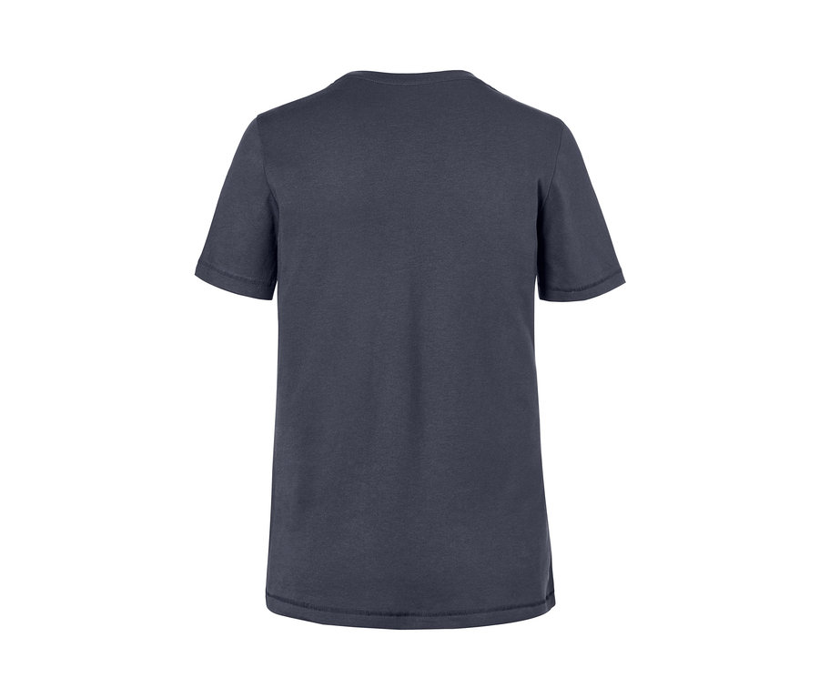 Detailaufnahme eines rauchblauen Basic T-Shirts.