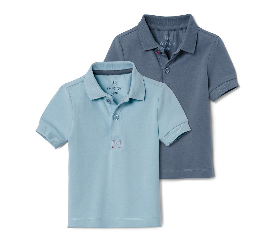 Zwei Jersey-Poloshirts, eines hellblau und eines blau.