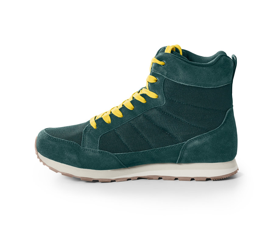 Ein grüner Trekkingschuh mit gelben Schnürsenkeln.