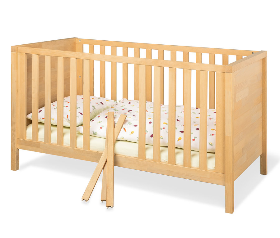 Pinolino-Kinderbett »Enno« aus Massivholz mit Lattenrost, Matratze und bedrucktem Kissen.