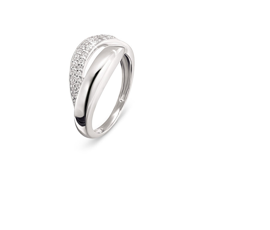 Detailansicht eines Rings aus 925er Silber mit Zirkonia.