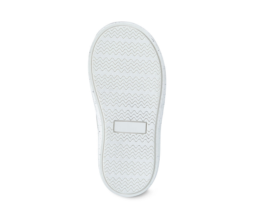 Detail der weißen Sohle eines Sneakers.