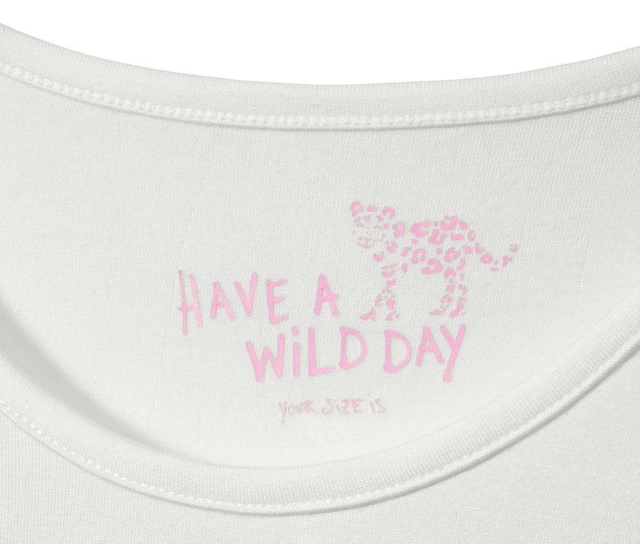 Detail eines weißen T-Shirts mit dem Aufdruck "HAVE A WILD DAY" und einem Gepardenbild. T-Shirt in Schlupfform.