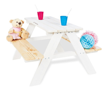 Weiße Kindersitzgruppe »Nicki für 4« von Pinolino mit Teddybär, blauem und pinkem Becher und Dekorationen.