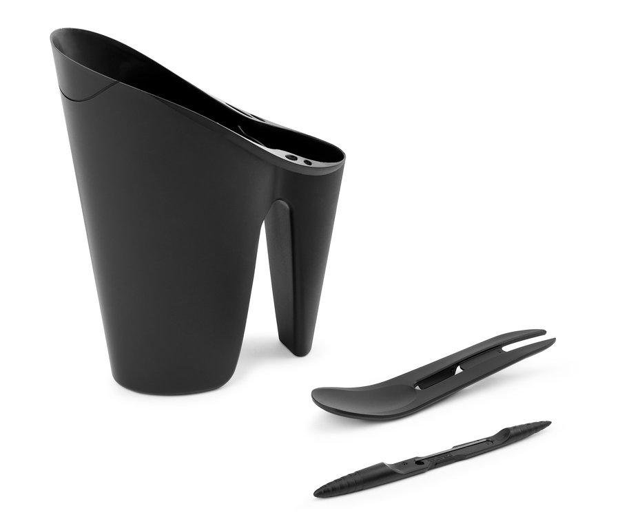 Schwarzes Gärtner-Set mit Gießkanne und Werkzeugen.