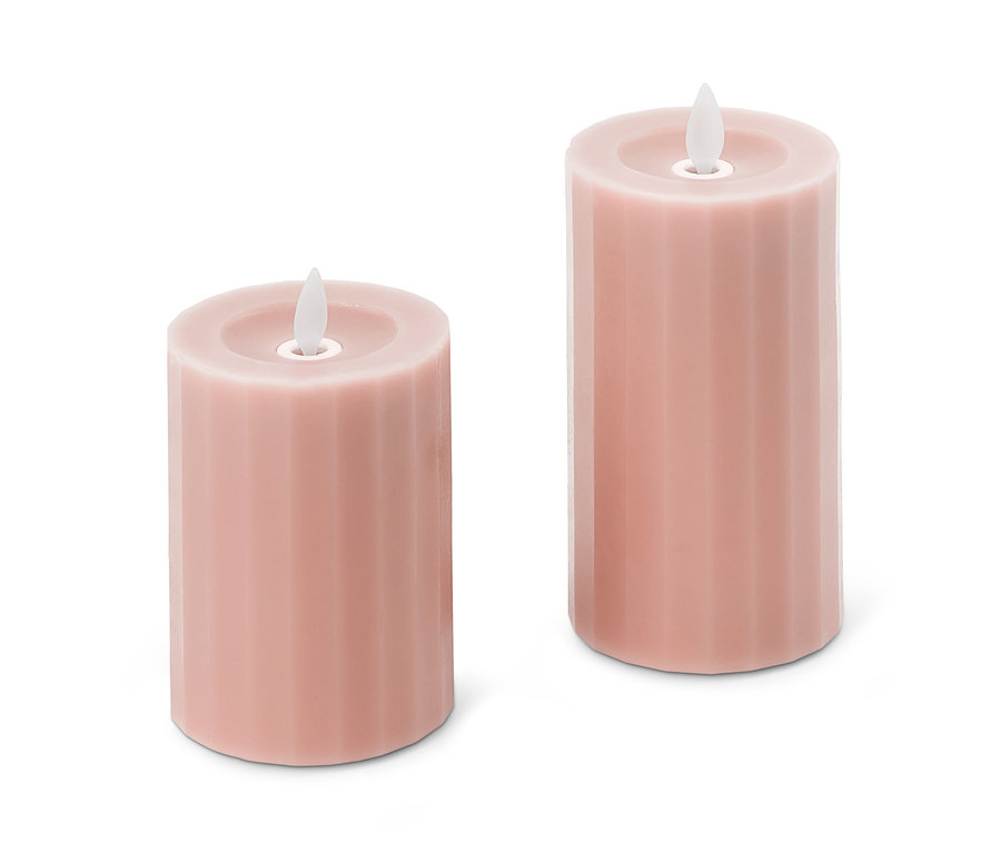 Zwei LED-Echtwachskerzen.