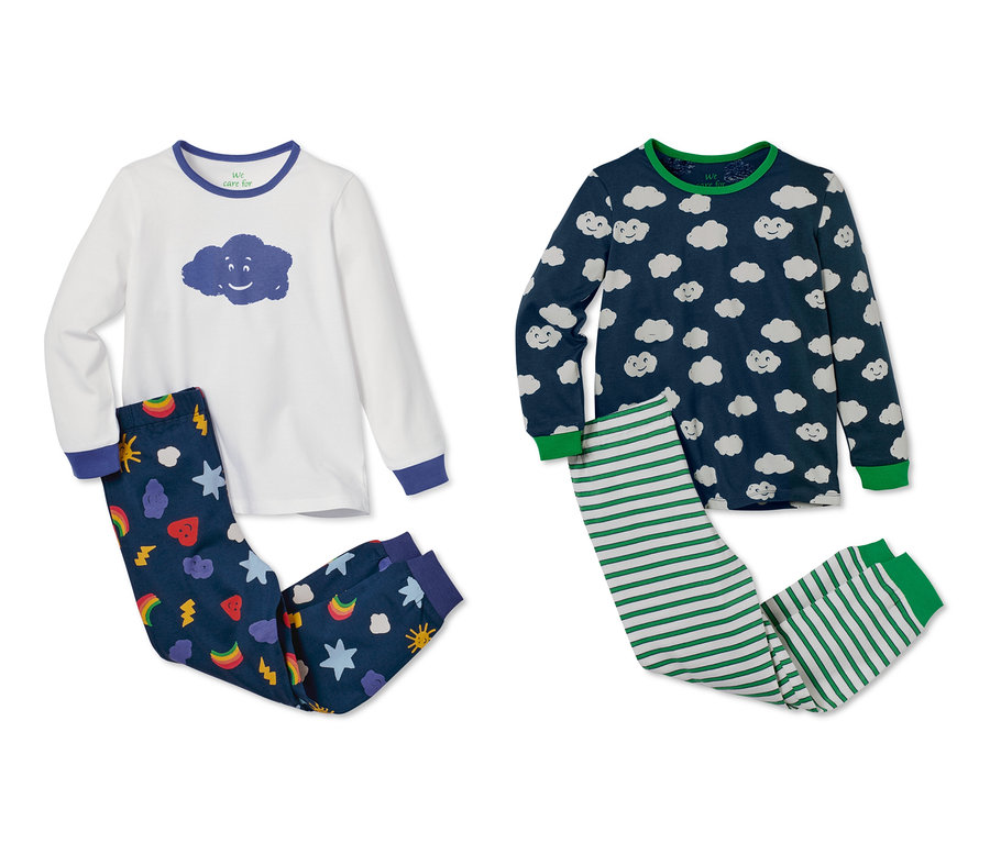 Zwei Bio-Baumwoll-Pyjamas. Ein Set hat ein weißes Oberteil mit einer blauen Wolke und eine dunkelblaue Hose mit bunten Motiven. Das andere Set hat ein dunkelblaues Oberteil mit weißen Wolken und eine grün-weiß gestreifte Hose.