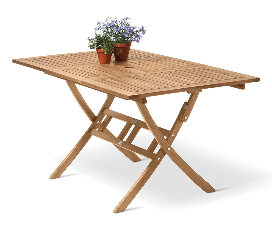 Zwei Blumentöpfe mit lila Blumen stehen auf dem zusammenklappbaren Ausziehtisch »Lenja«.