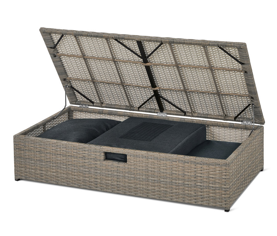 Geöffnetes Lounge-Schlafsofa »Thore« mit Ausziehfunktion aus Rattan mit Kissen im Inneren.