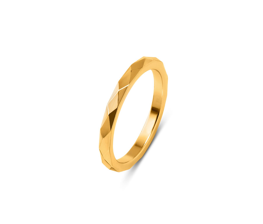 Nahaufnahme eines goldenen Rings aus einem 3er-Ring-Set.