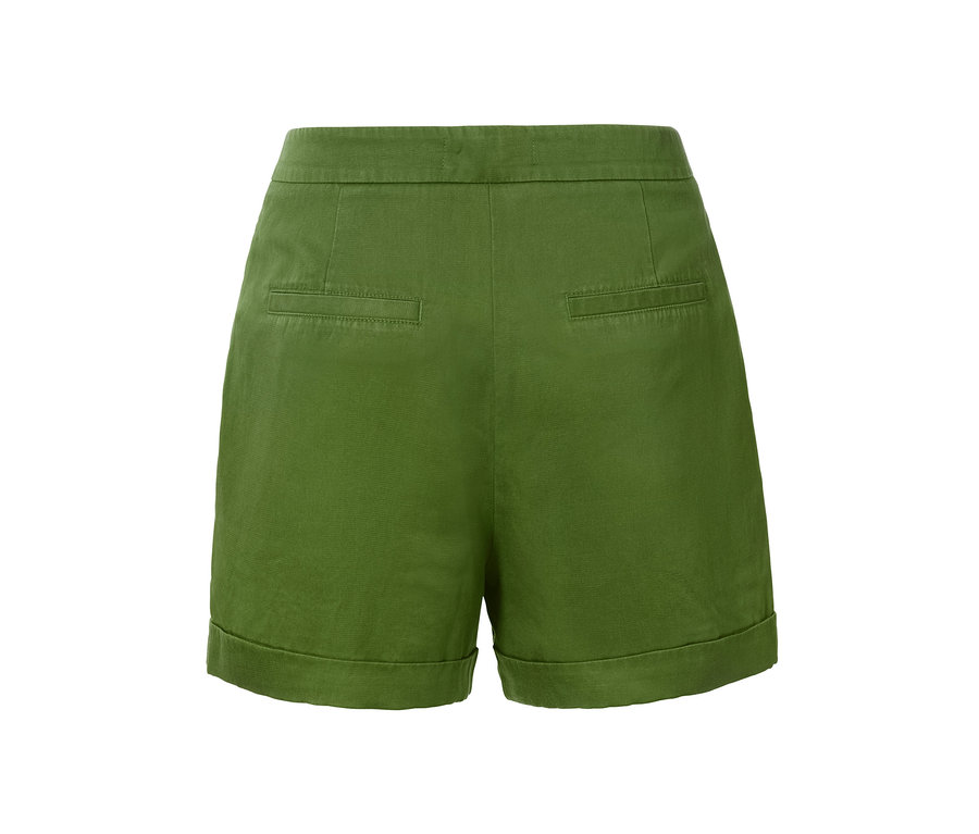 Detailansicht der Rückseite von grünen Shorts aus Leinenmix.
