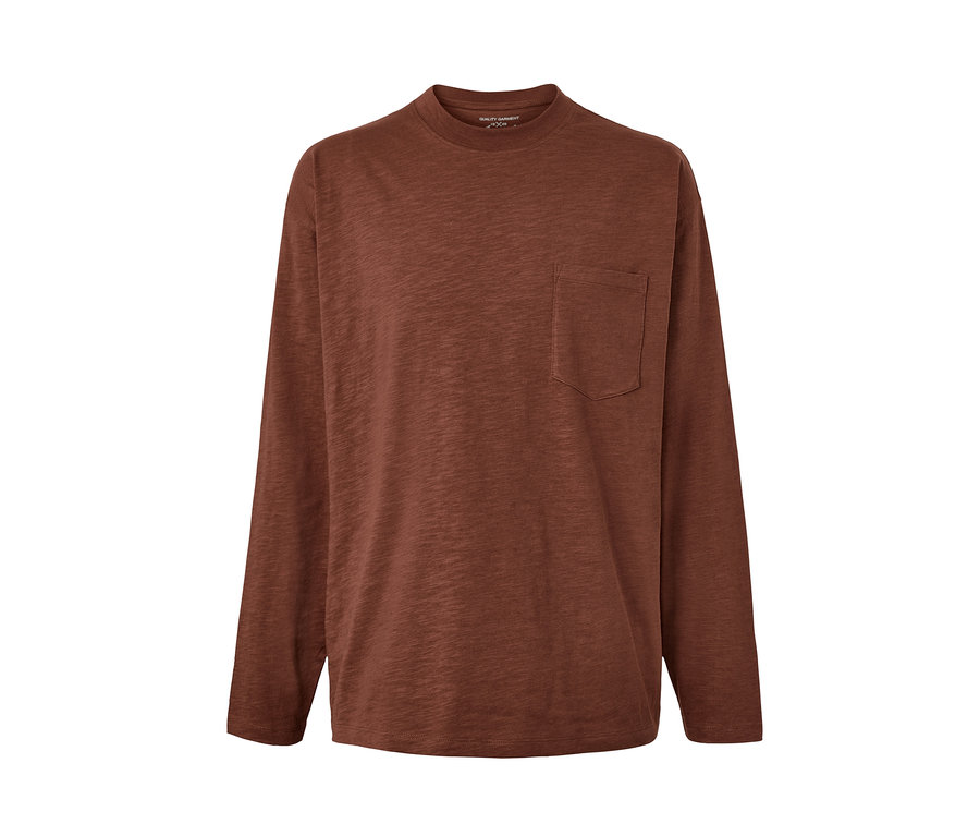 Braunes Langarmshirt mit Brusttasche.