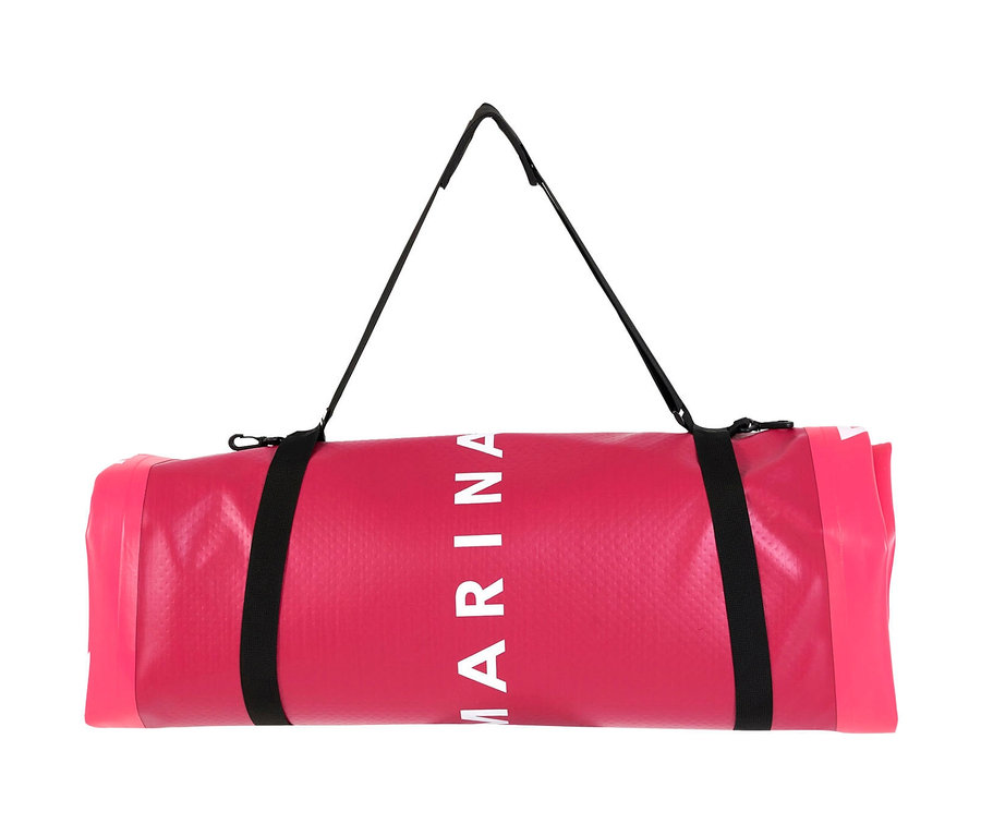 Gerolltes Aqua Marina SUP-Board »Coral« in rosafarbener Tasche mit schwarzen Gurten.
