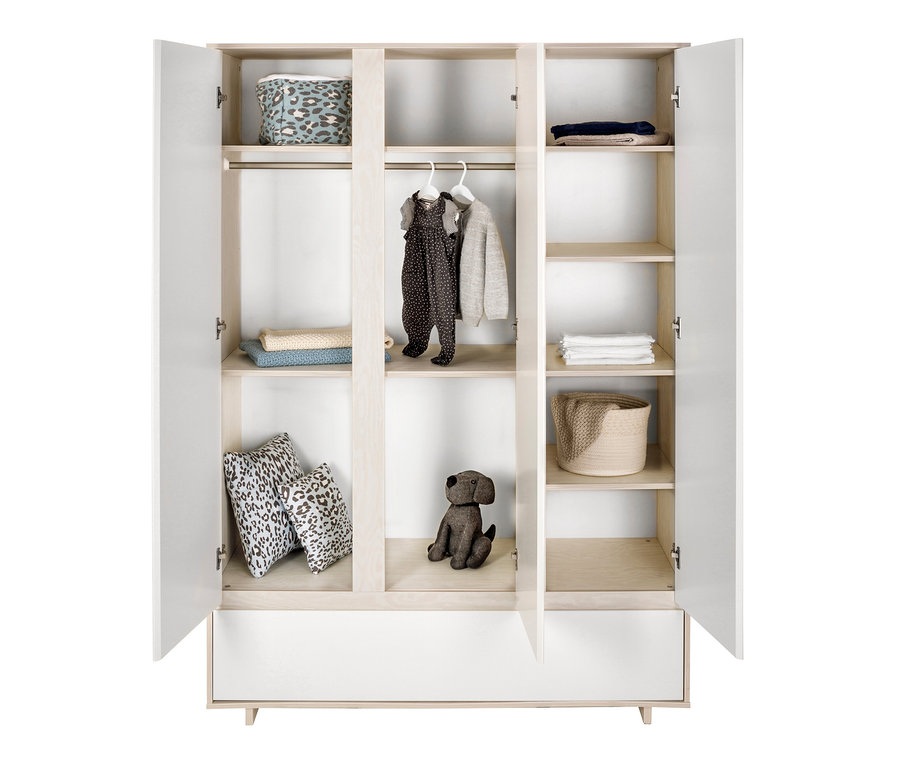 Geöffneter Schardt Schrank »Capri White«, 3-türig mit verstauten Sachen.