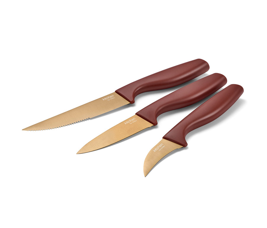 Drei Küchenmesser mit braunen Griffen und goldenen Klingen liegen auf einem weißen Hintergrund.
