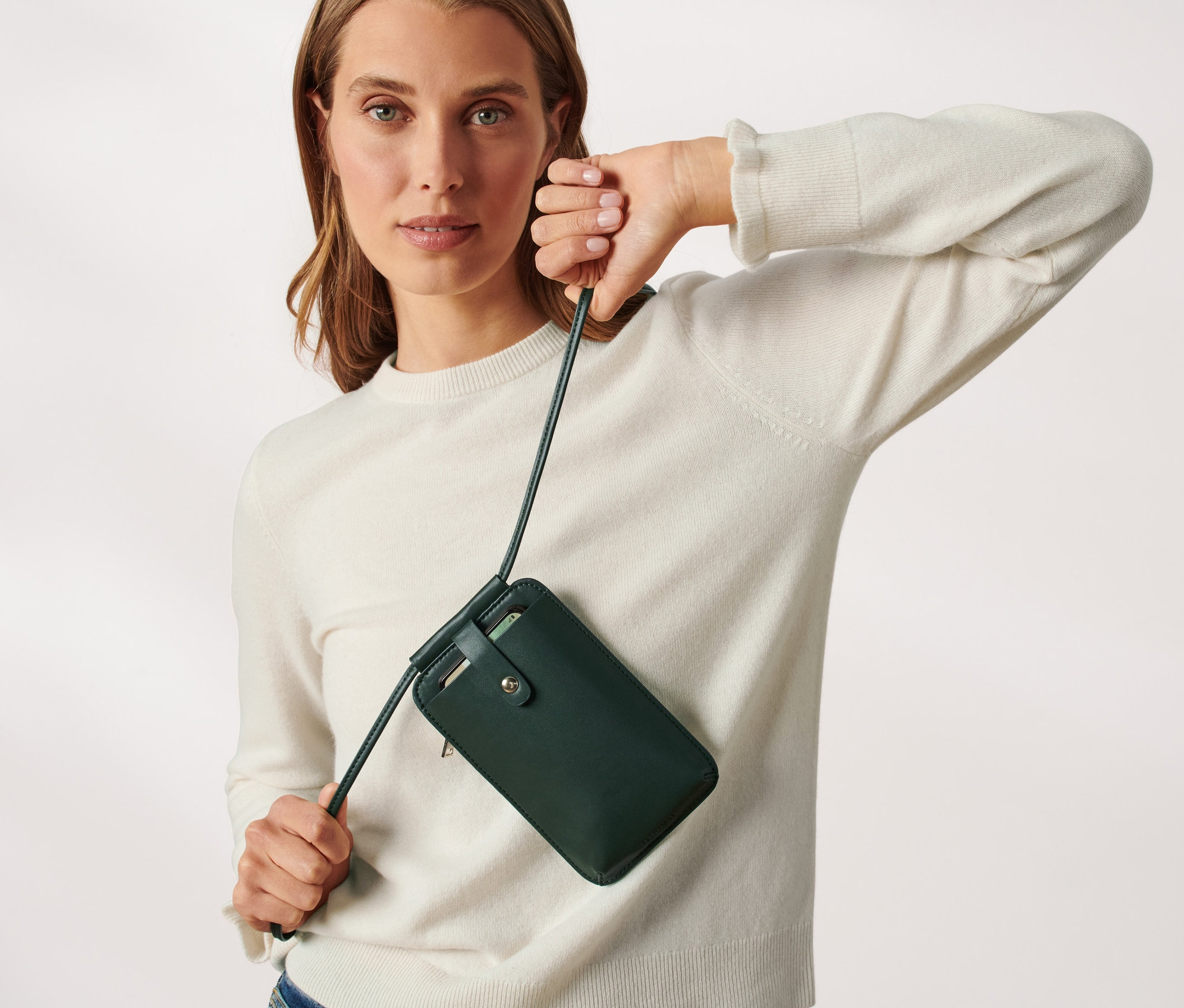 Frau hält eine Mini-Tasche.