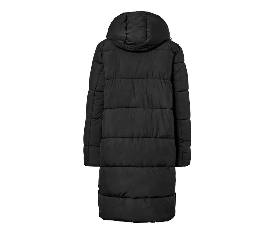 Detailansicht eines schwarzen Steppmantels mit Kapuze.