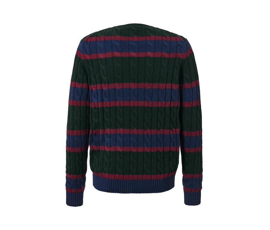 Grüner Strickpullover mit blauen und roten Streifen.