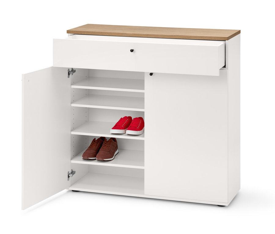 Ein Schuhschrank »Bekeson« mit geöffneter Tür und Schuhen darin.