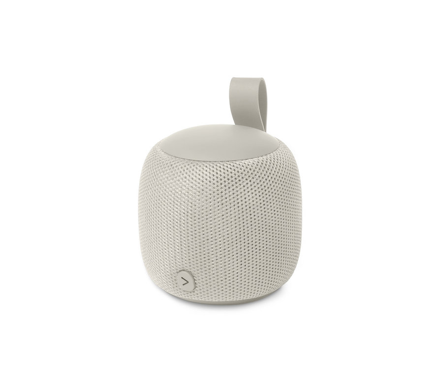 Ein kleiner, grauer Fabric-Bluetooth®-Lautsprecher auf weißem Hintergrund.
