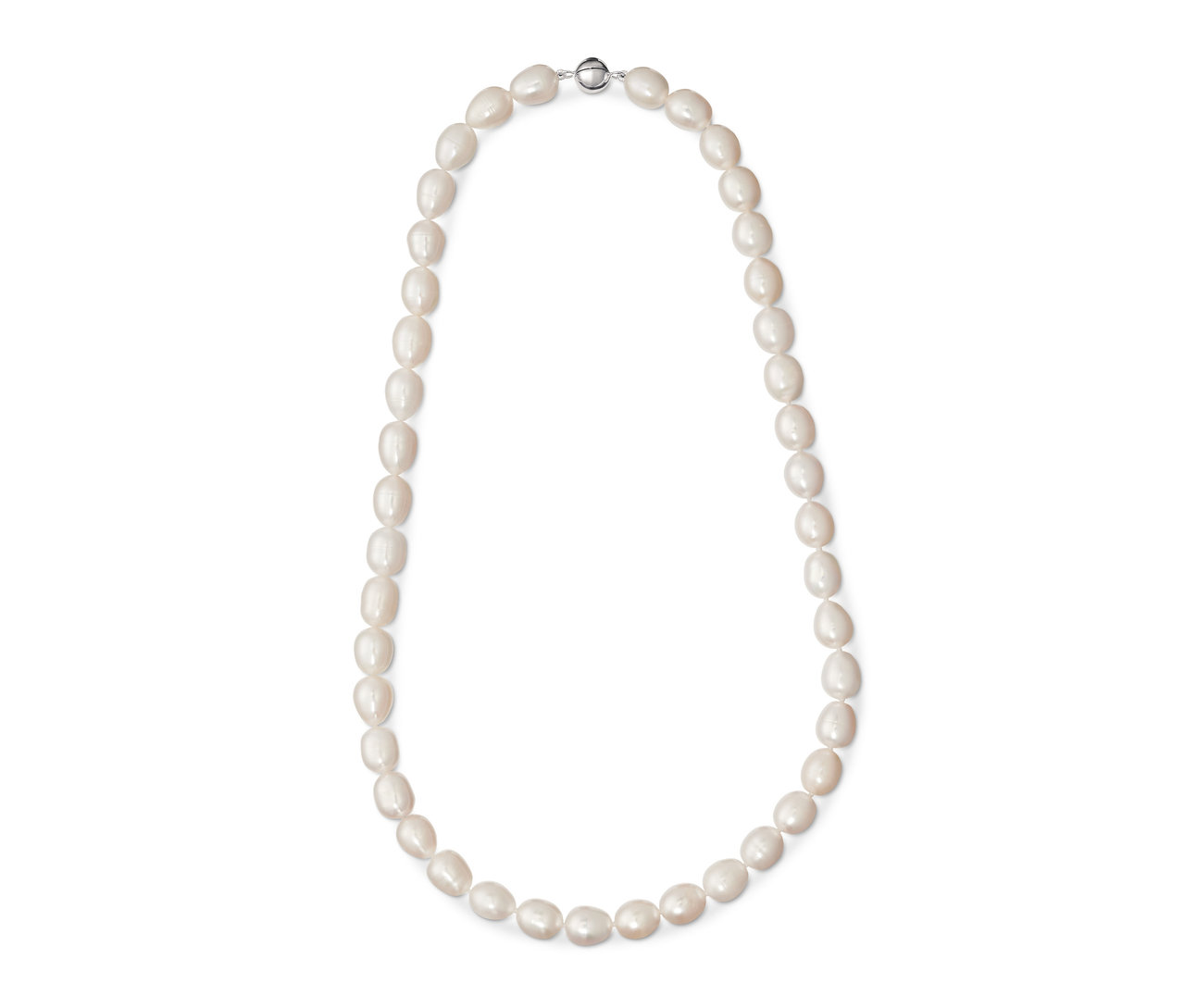 Collier aus Süßwasserzuchtperlen auf weißem Hintergrund.