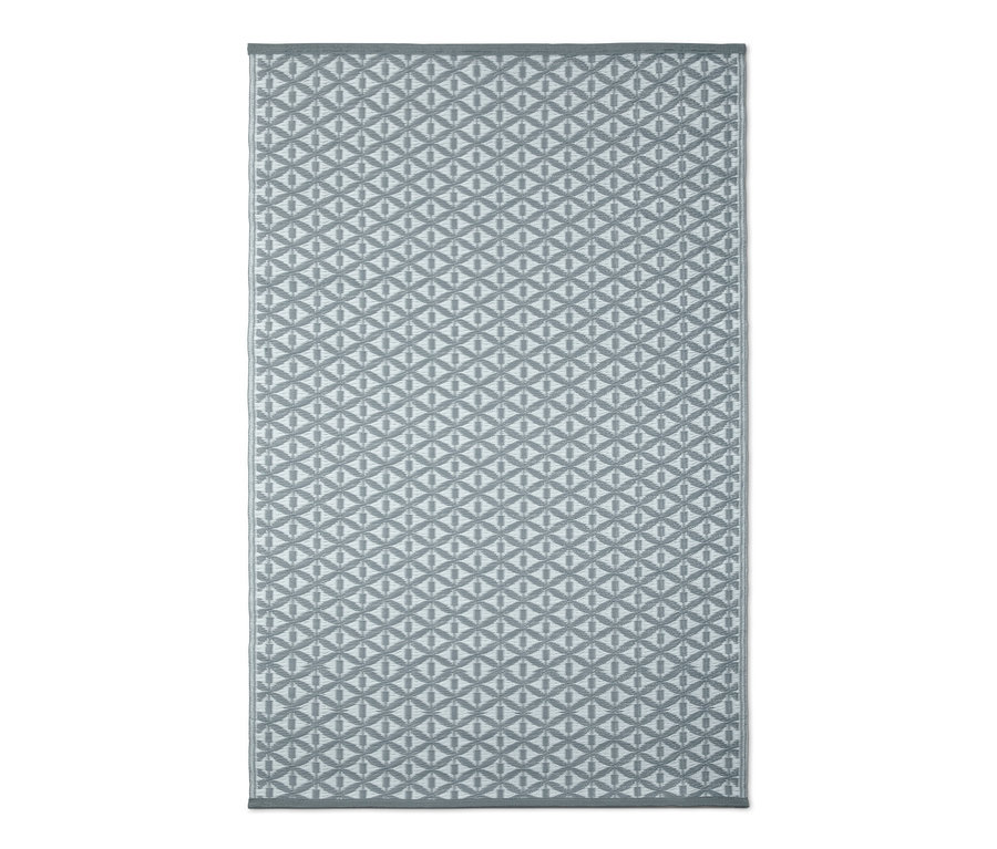 Ein grauer Outdoorteppich mit geometrischem Muster.