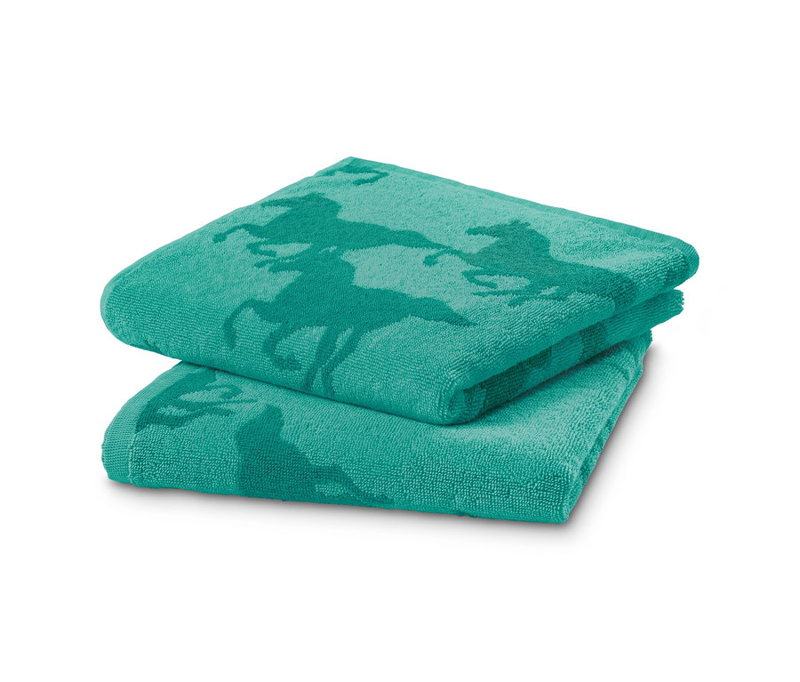 Ein Handtuch-Set mit grünem Pferdeaufdruck, gestapelt.