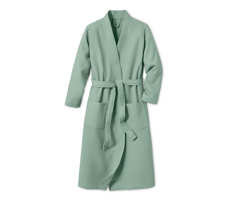 Ein mintgrüner Damen-Bademantel in Waffelpiqué mit Gürtel und Taschen.