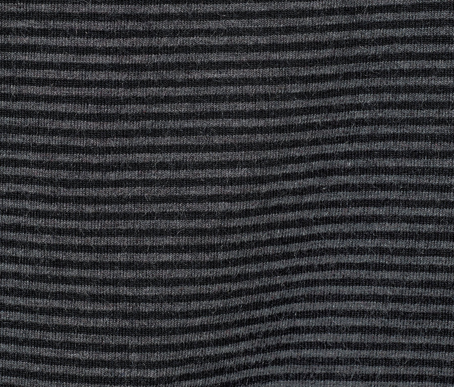 Nahaufnahme eines Shorty-Pyjamas mit Modal mit horizontalen Streifen in Grau und Schwarz.