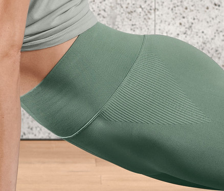 Frau macht Plank-Übung und trägt Seamless-Tight.