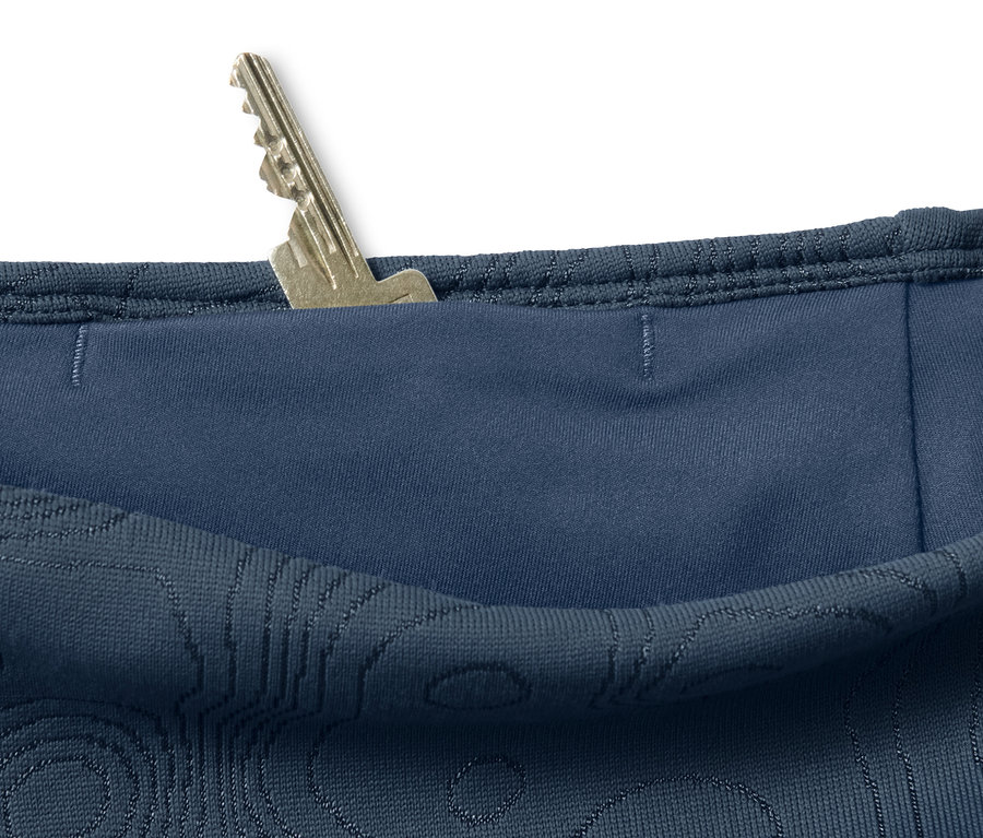 Detailaufnahme einer blauen Softtight mit Schlüssel in der Tasche.