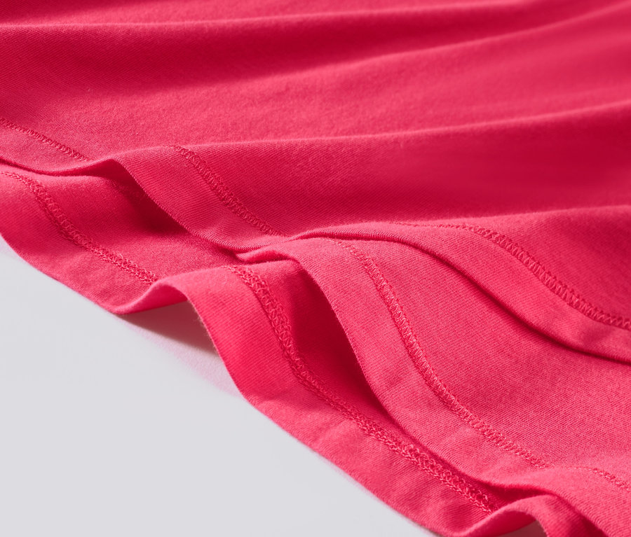 Detailaufnahme eines pinken Sportshirts.