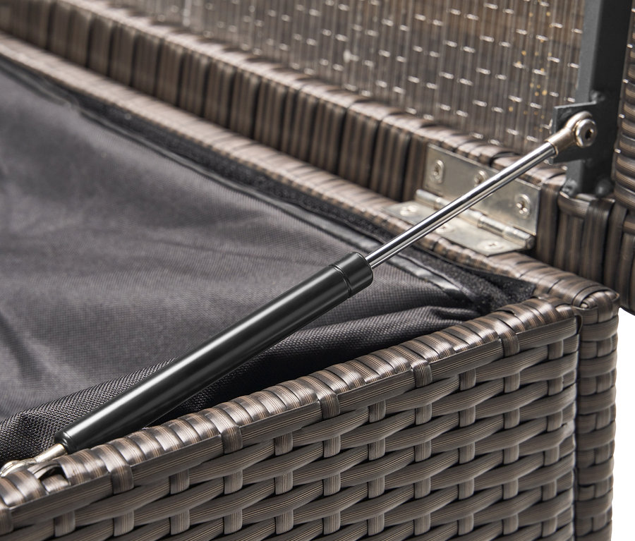 Detailaufnahme einer geöffneten Auflagenbox mit Polyrattangeflecht.