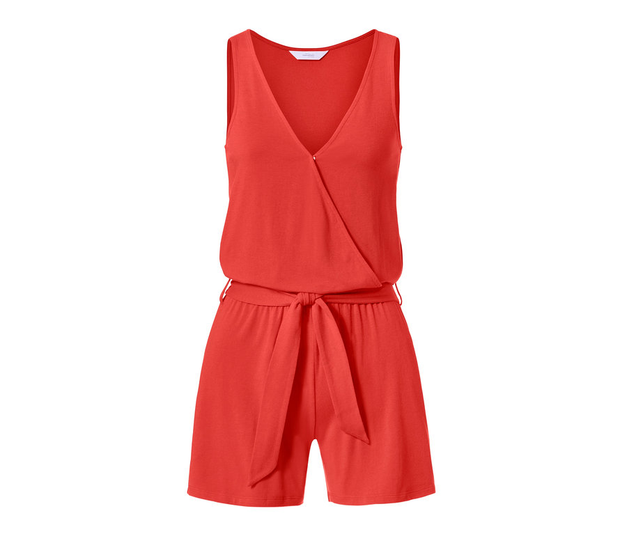 Orangefarbener Jumpsuit-Pyjama mit kurzen Hosen und Taillenband.