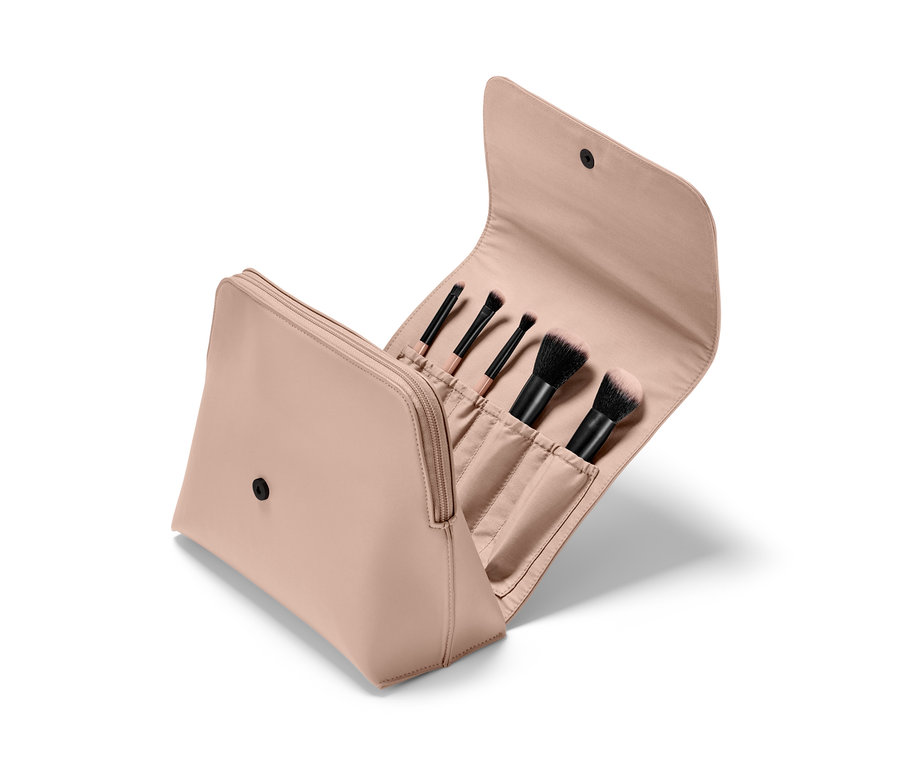 Geöffnete Kosmetiktasche mit fünf Make-up-Pinsel.