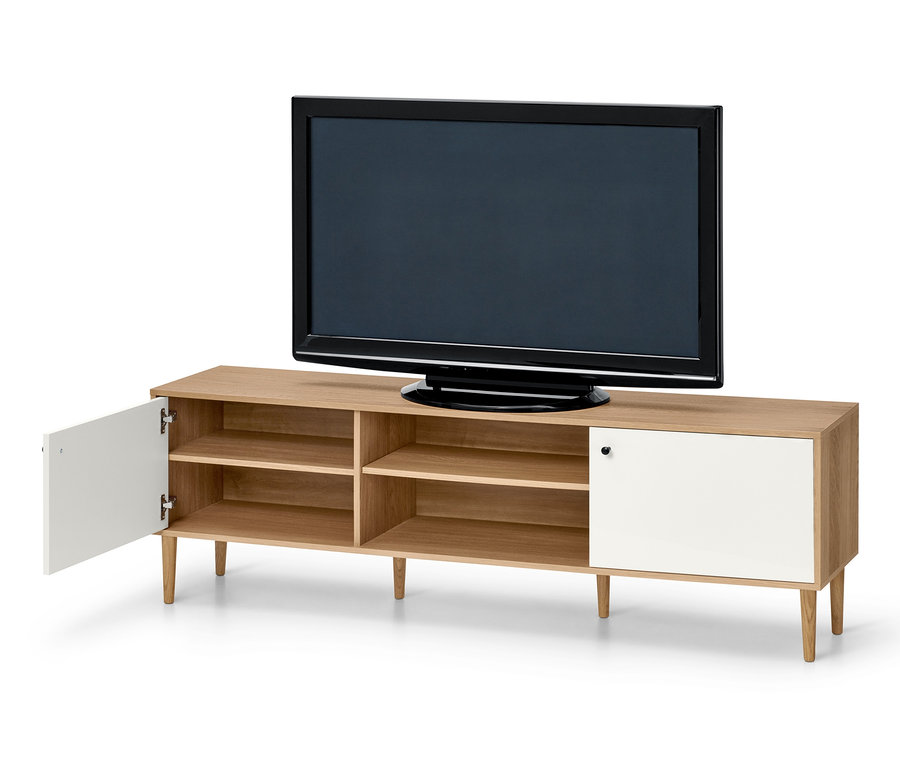 Fernseher steht auf Lowboard mit offenen und geschlossenen weißen Türen.