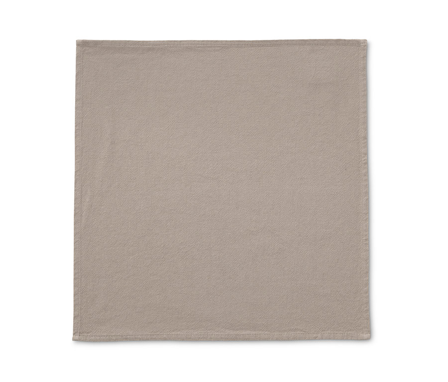 Eine beige Leinen-Mischgewebe Serviette liegt flach auf einer Oberfläche.