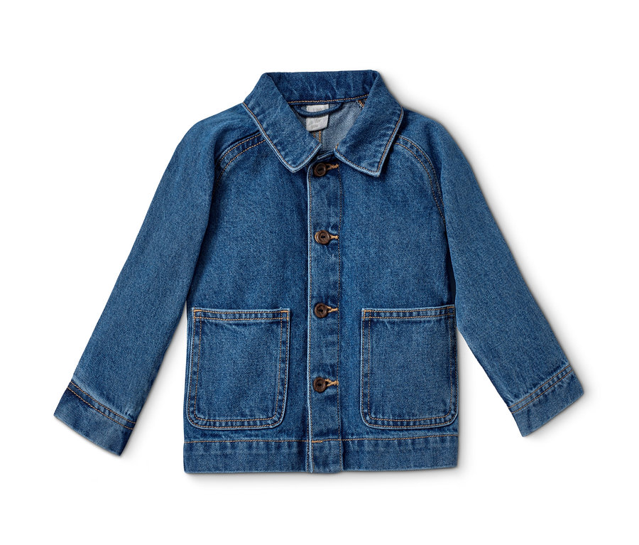 Eine blaue Baumwoll-Denim-Jacke mit braunen Knöpfen.