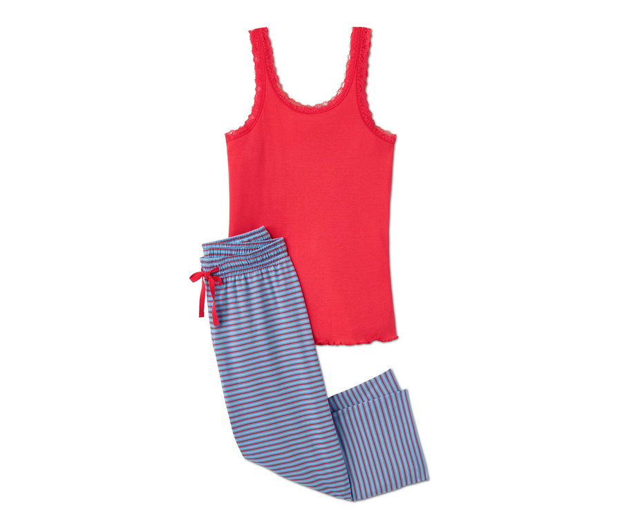 Rotes Top mit Spitze und eine 3/4-Pyjama mit blauen und roten Streifen.